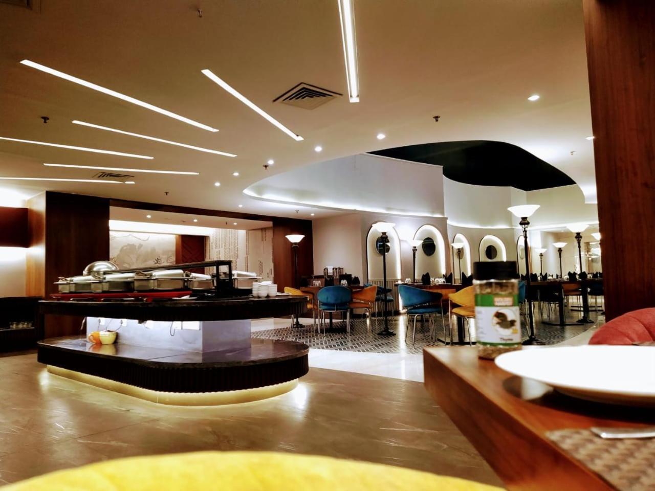Hyphen Business Hotel Noida Exterior foto