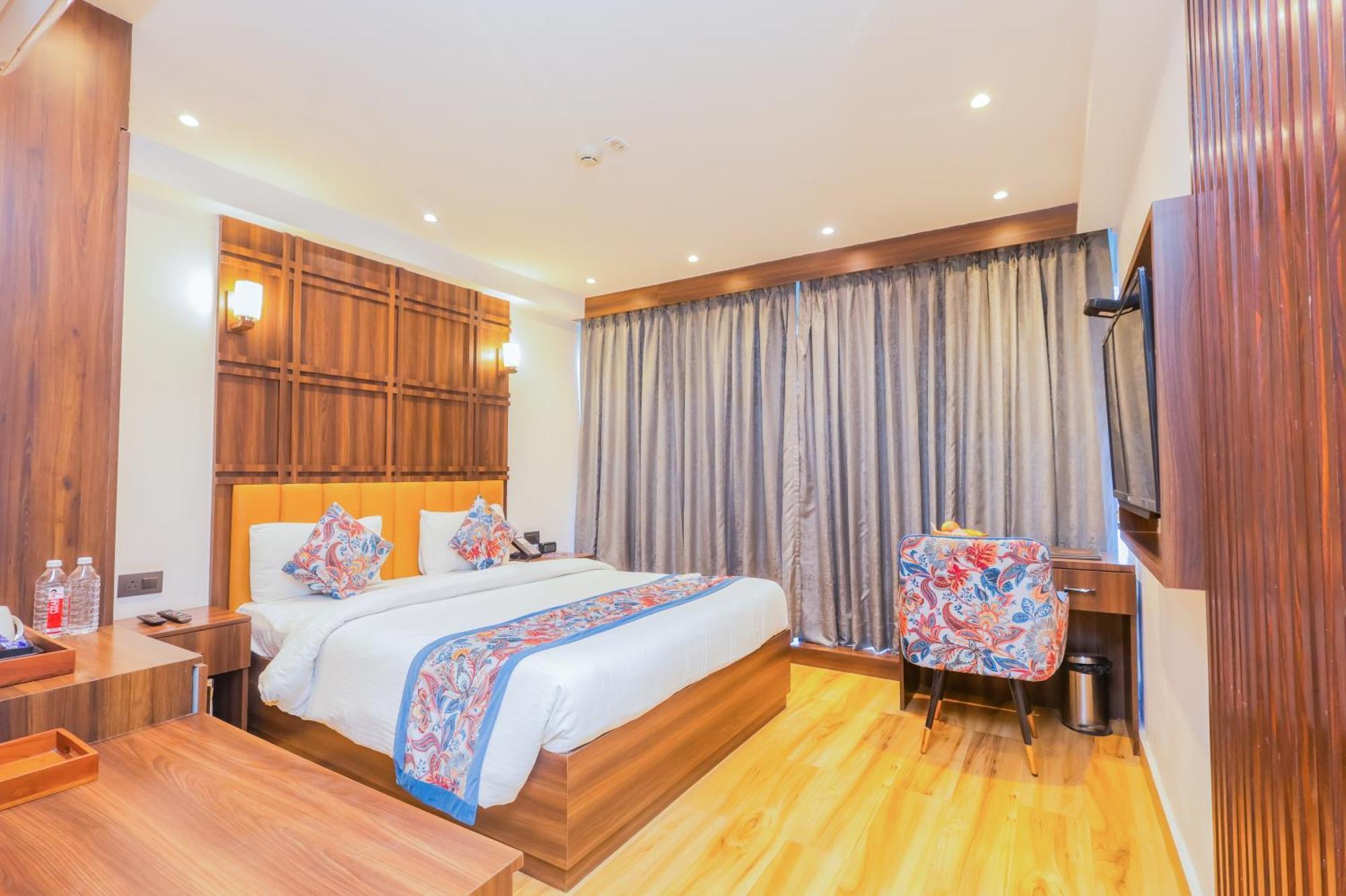 Hyphen Business Hotel Noida Exterior foto